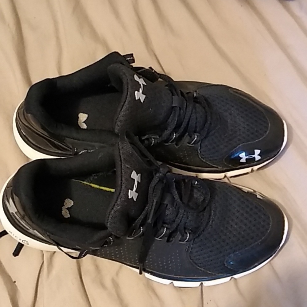 Black Under Armour running shoes